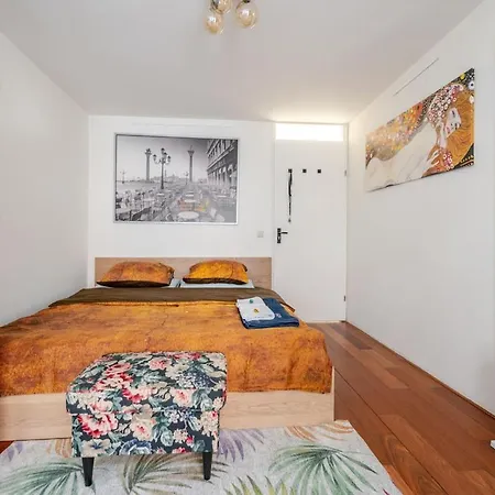 B Center Charming On The Canal