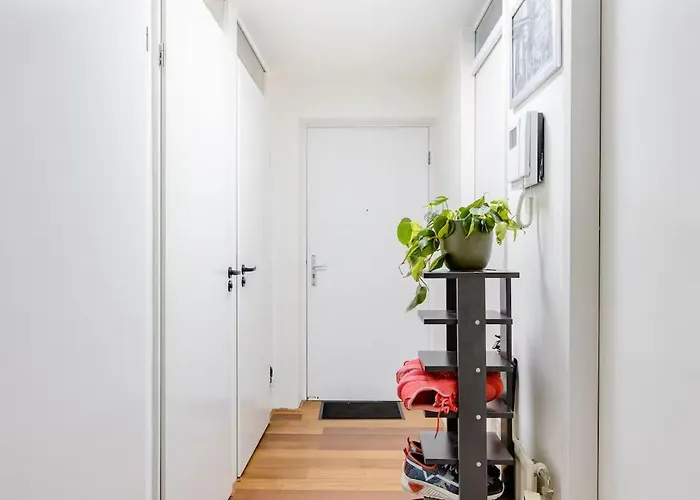 B Center Charming On The Canal