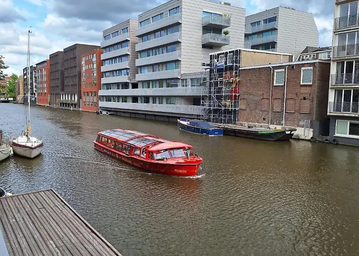 B Center Charming On The Canal Bed & Breakfast