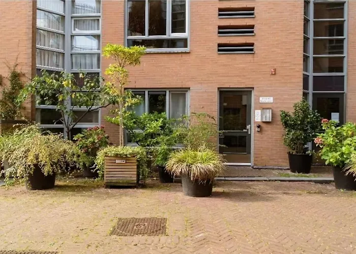 B Center Charming On The Canal