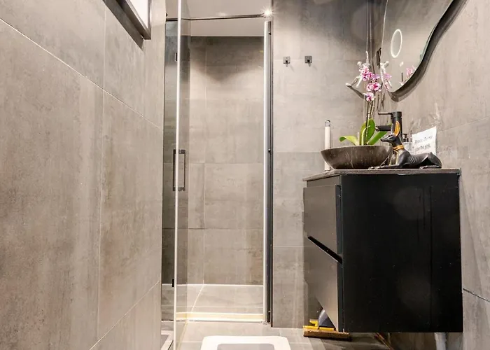 B Center Charming On The Canal