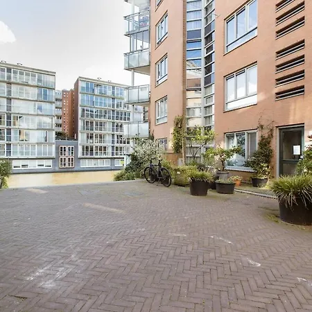 B Center Charming On The Canal * 암스테르담