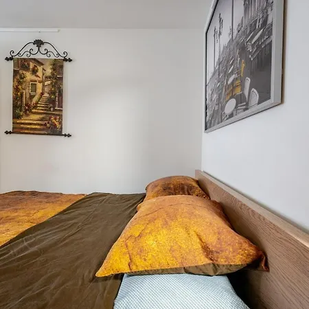 B Center Charming On The Canal