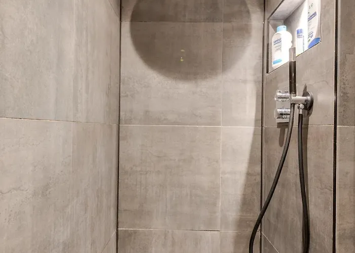 B Center Charming On The Canal B&B