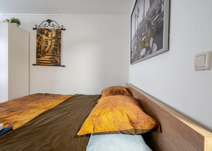 B Center Charming On The Canal