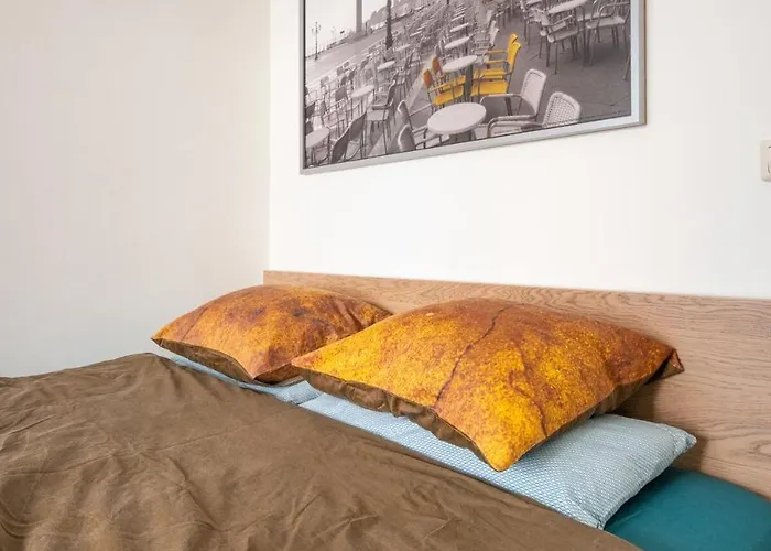 B Center Charming On The Canal