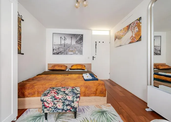 B Center Charming On The Canal