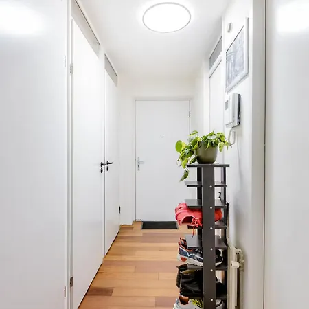 B Center Charming On The Canal